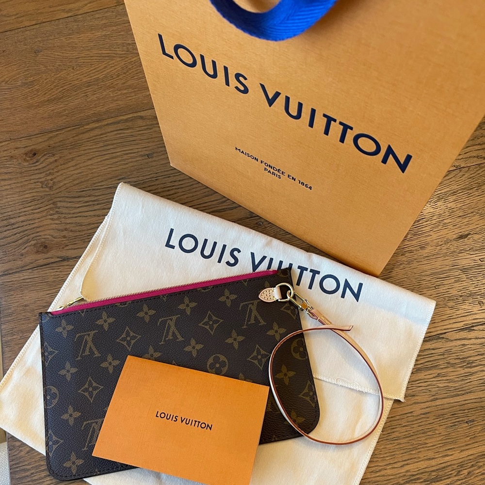 GIFTABLE & AUTHENTIC 2021 Neverfull Pouch